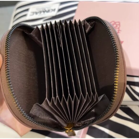 Adorable Hello Kitty Retro Card Holder Zipper ID Wallet for Girls & Women - Picture 4 of 5